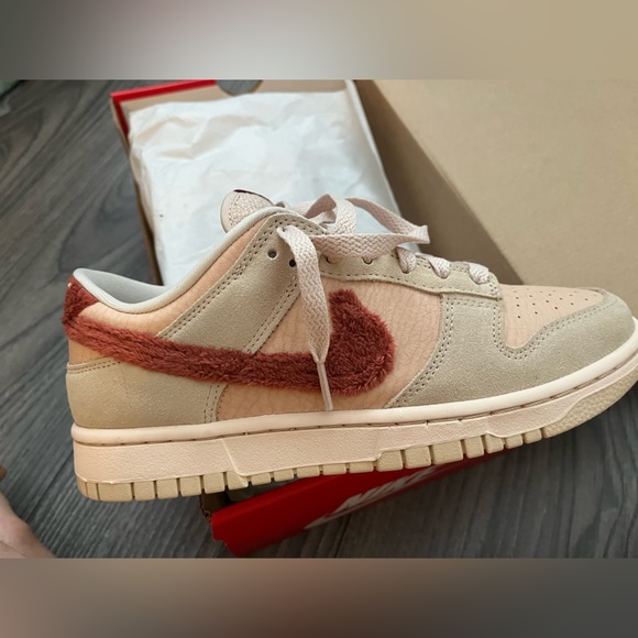 Nike women’s dunk low SHIMMER/MARS STONE/SANDDRIFT - Picture 3 of 3